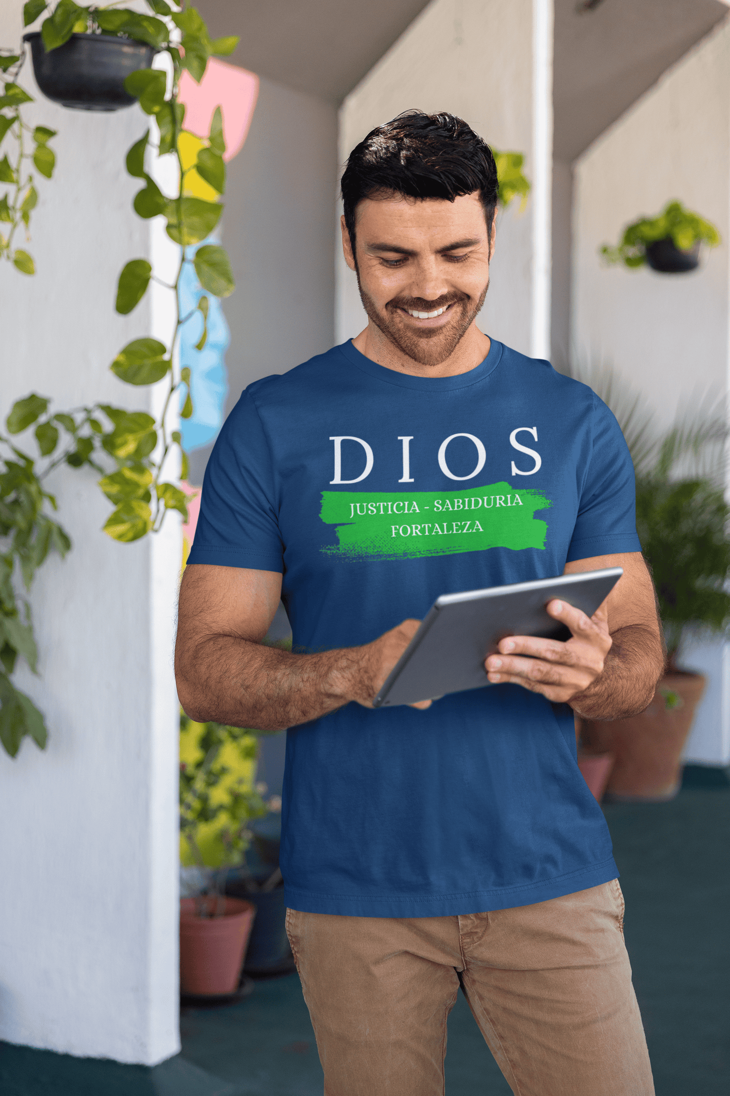 Dios es justicia, camiseta de Dios/God T-shirt, regalo cristiano, regalo de fe, por AbecarDesigns.